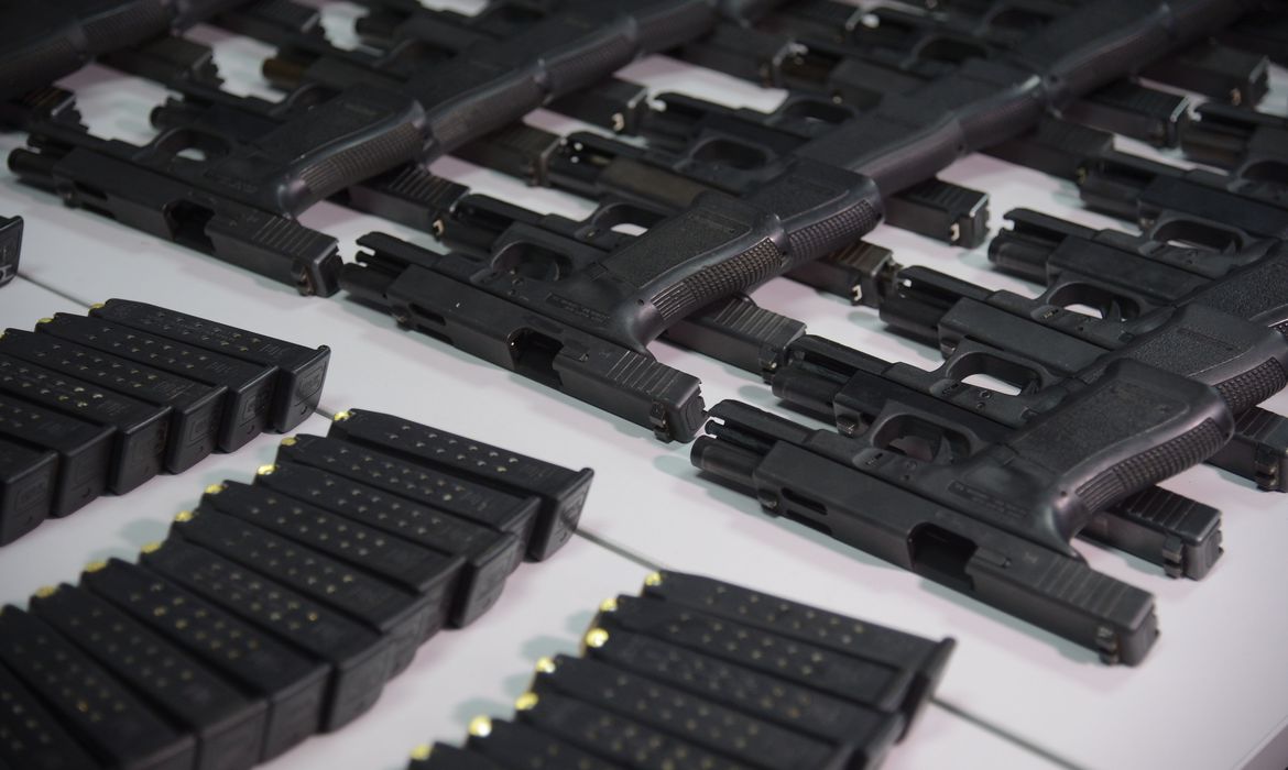 PF deflagra operação contra traficantes de drogas e armas