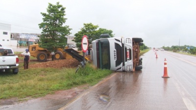 Sinop: Motorista dorme no volante e tomba caminhão