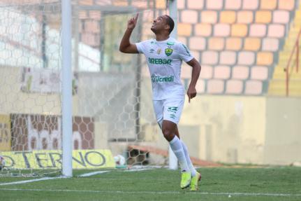 Cuiabá vence o Oeste fora de casa e volta ao G-4 na série B