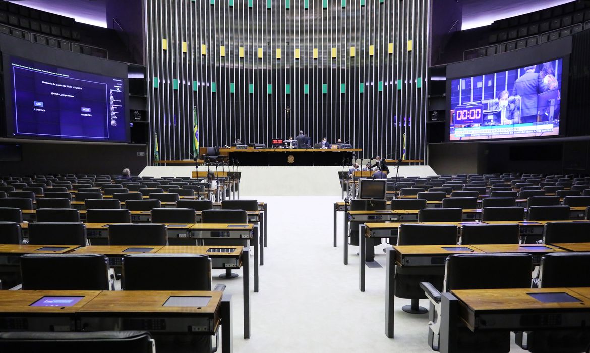 Câmara aprova projeto que regulamente Fundeb; texto segue a sanção