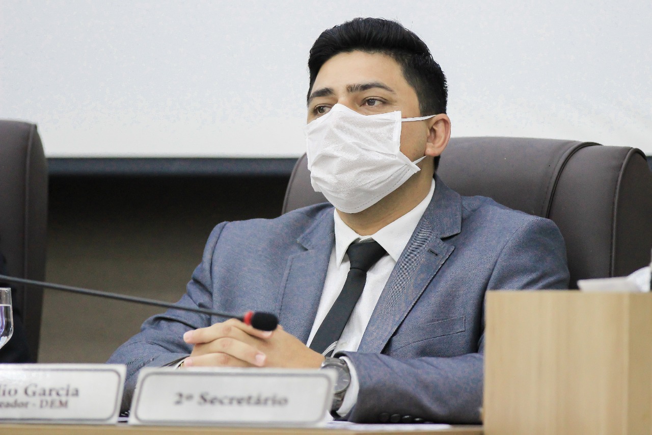 Vereador Célio Garcia  cobra melhorias nas pastas de saúde e obras. 