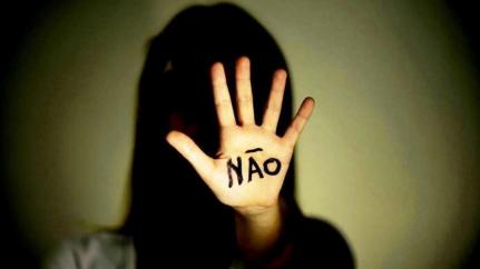 Amigas são estupradas quando voltavam a pé para casa