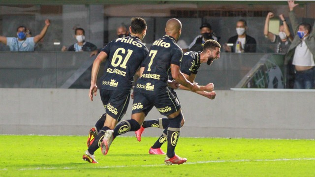 Na Raça Santos marca nos acréscimos, vence o Grêmio e deixa o Z4 do Brasileirão