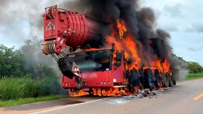 Sorriso: caminhão guincho pega fogo na BR-163