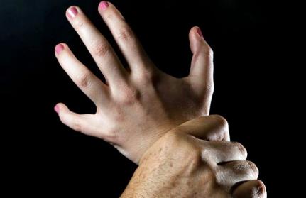 Homem dá cabeçada no nariz de mulher e tenta estuprá-la