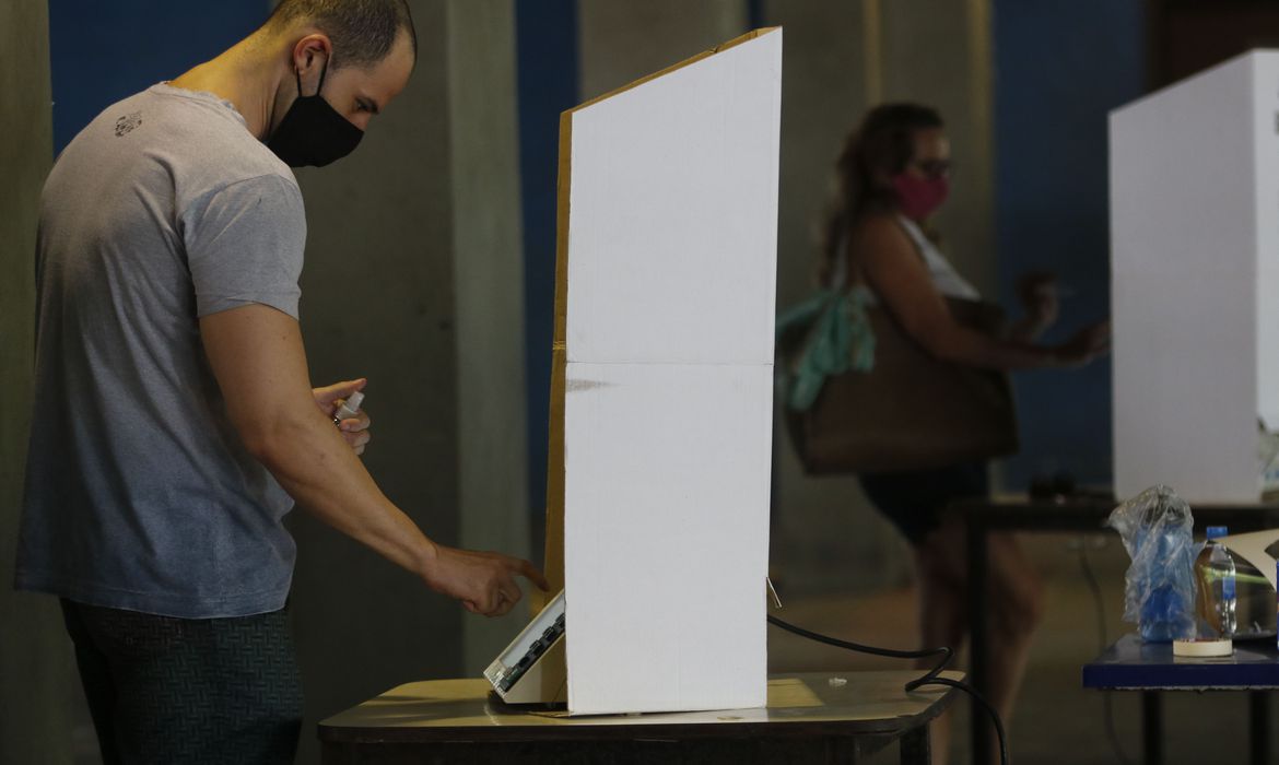 Prefeitos eleitos tomam posse em 5.472 municípios; 96 ficam pendentes