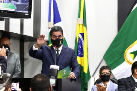 Emanuel toma posse, chora e diz que venceu elite política
