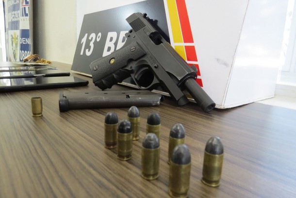 Polícia Militar apreende arma descartada por homem preso por efetuar disparos