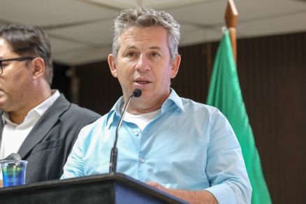 O Governador Mauro Mendes diz que educação é prioridade e mantém aulas presenciais