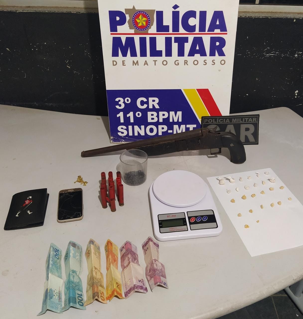 PM prende suspeito com arma, dinheiro e drogas em Sinop; suspeito usava tornozeleira eletrônica 