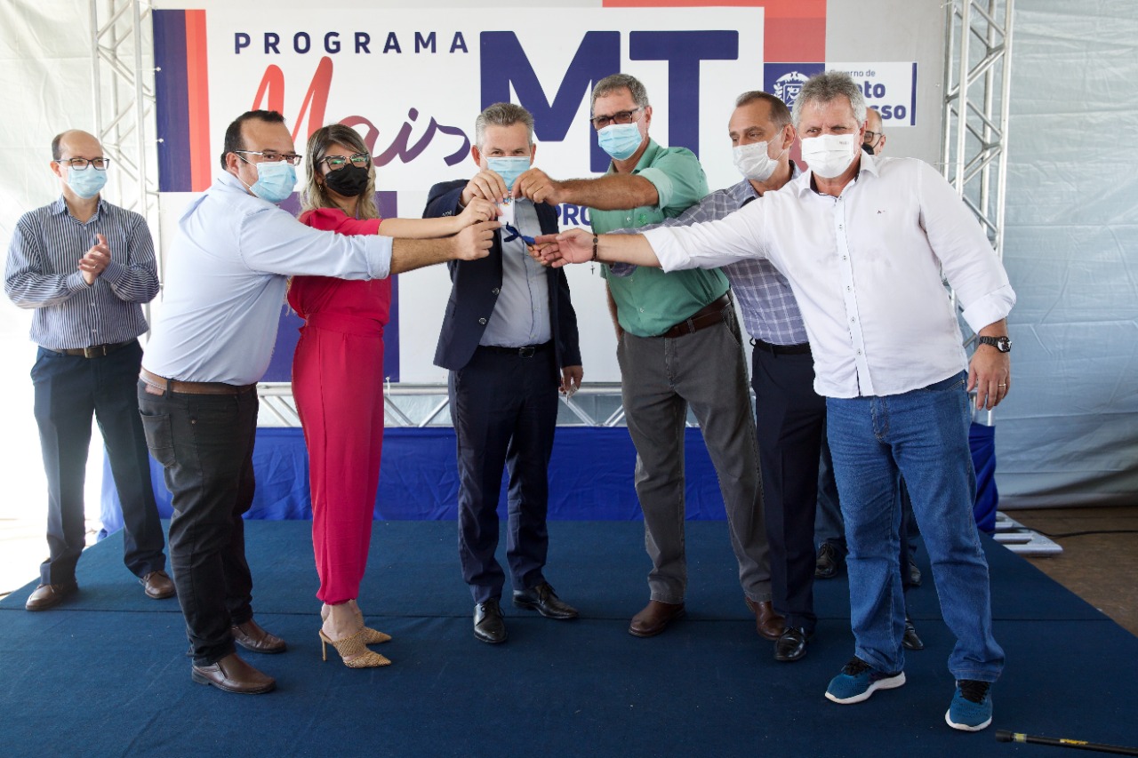 DEPUTADO DILMAR DAL BOSCO PARTICIPA DA  ENTREGA DE 100 CAMINHONETES PARA O INDEIA