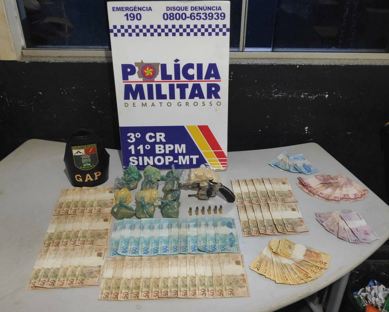 Polícia Militar prende membros de facção criminosa e apreende drogas, arma e dinheiro em Sinop
