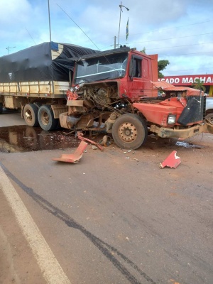 Sinop: Colisão entre carretas interdita parte da BR 163