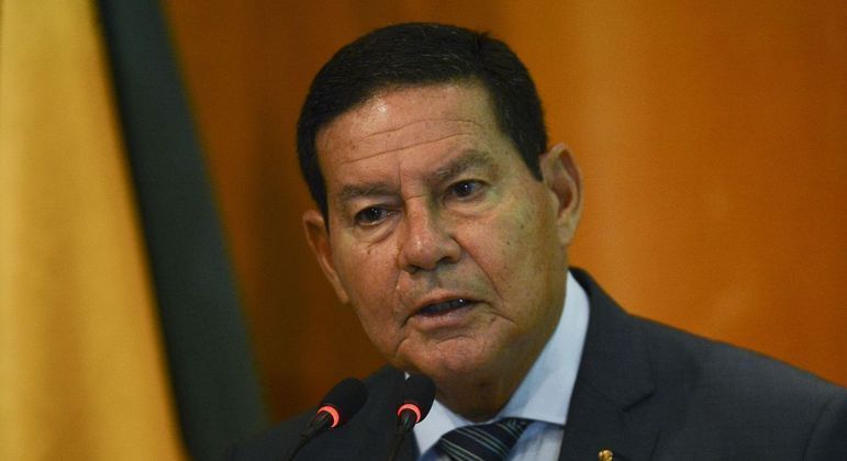 Mourão nega estar abrindo a porta dos quartéis para Lula e o PT