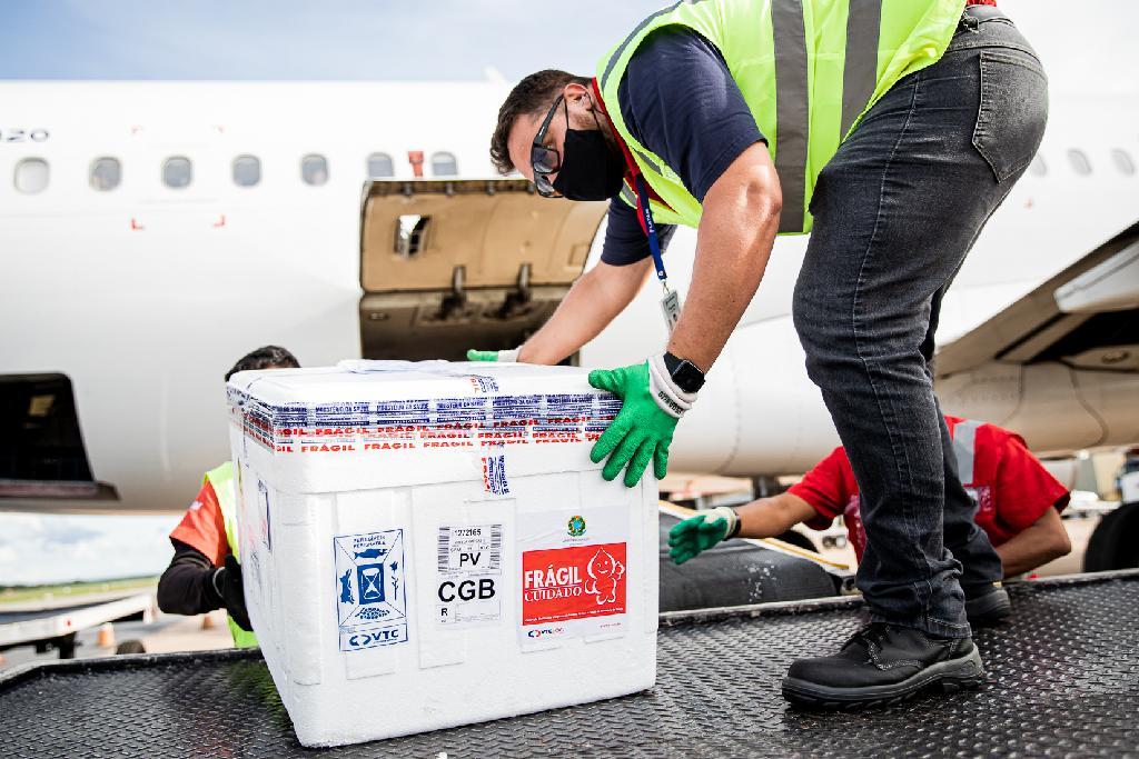 Mato Grosso recebe 98 mil doses de vacinas contra a Covid-19