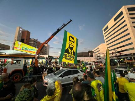 Com baixa aderência, apoiadores fazem ató pró-Bolsonaro em Cuiabá
