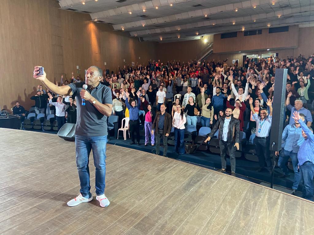 Mais de 600 empresários participam de palestra sobre empreendedorismo e vendas com Geraldo Rufino