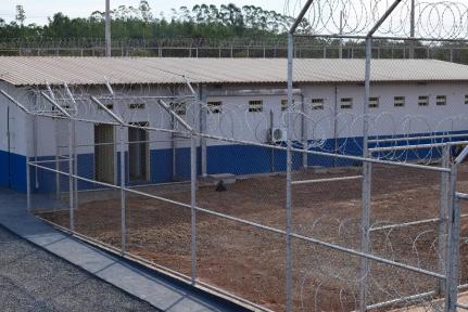 Policial penal é preso ao levar celulares para presídio