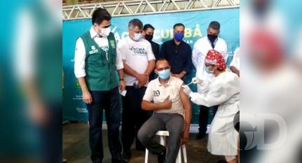 Maqueiro é o primeiro vacinado contra a covid-19 em Cuiabá