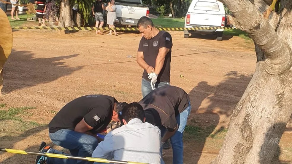 Polícia investiga se arma usada por mulher para matar pai e irmão é de seu marido