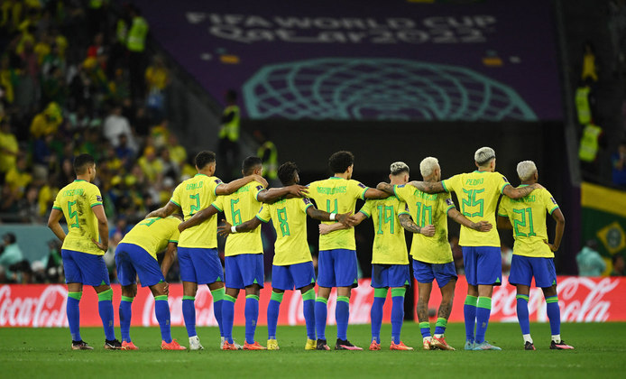 Brasil perde chances, leva gol no fim e é eliminado pela Croácia