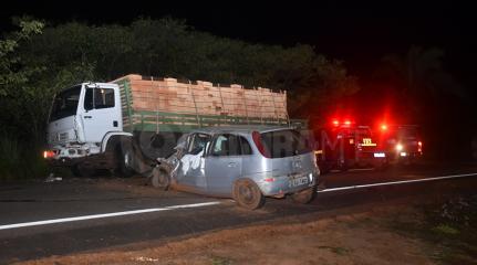 Após colidir veículo contra caminhão Idoso acaba  morrendo