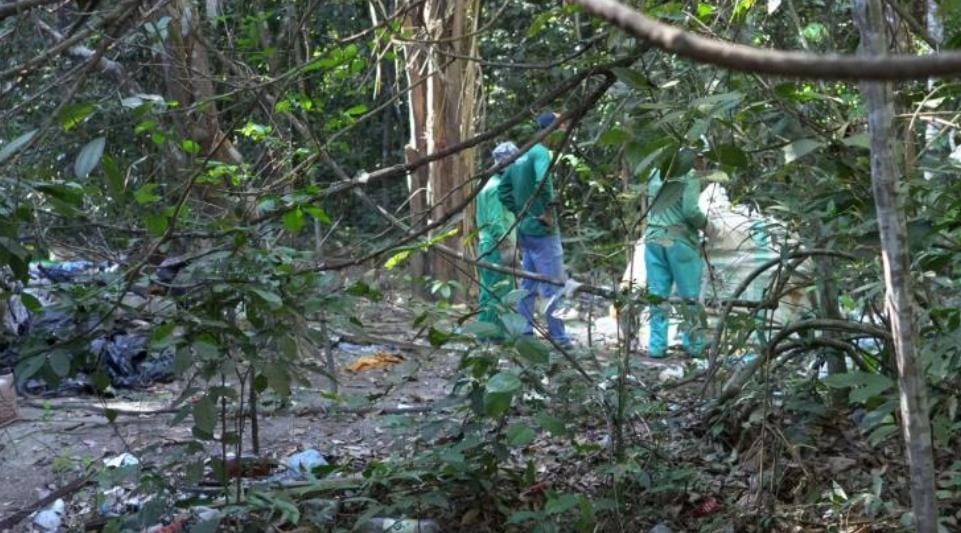 Lixo descartado irregularmente na reserva R-7 é retirado pela Prefeitura