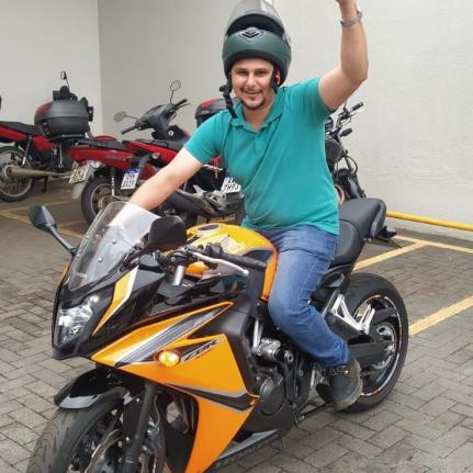 Motociclista morre após bater em semi-reboque de carreta