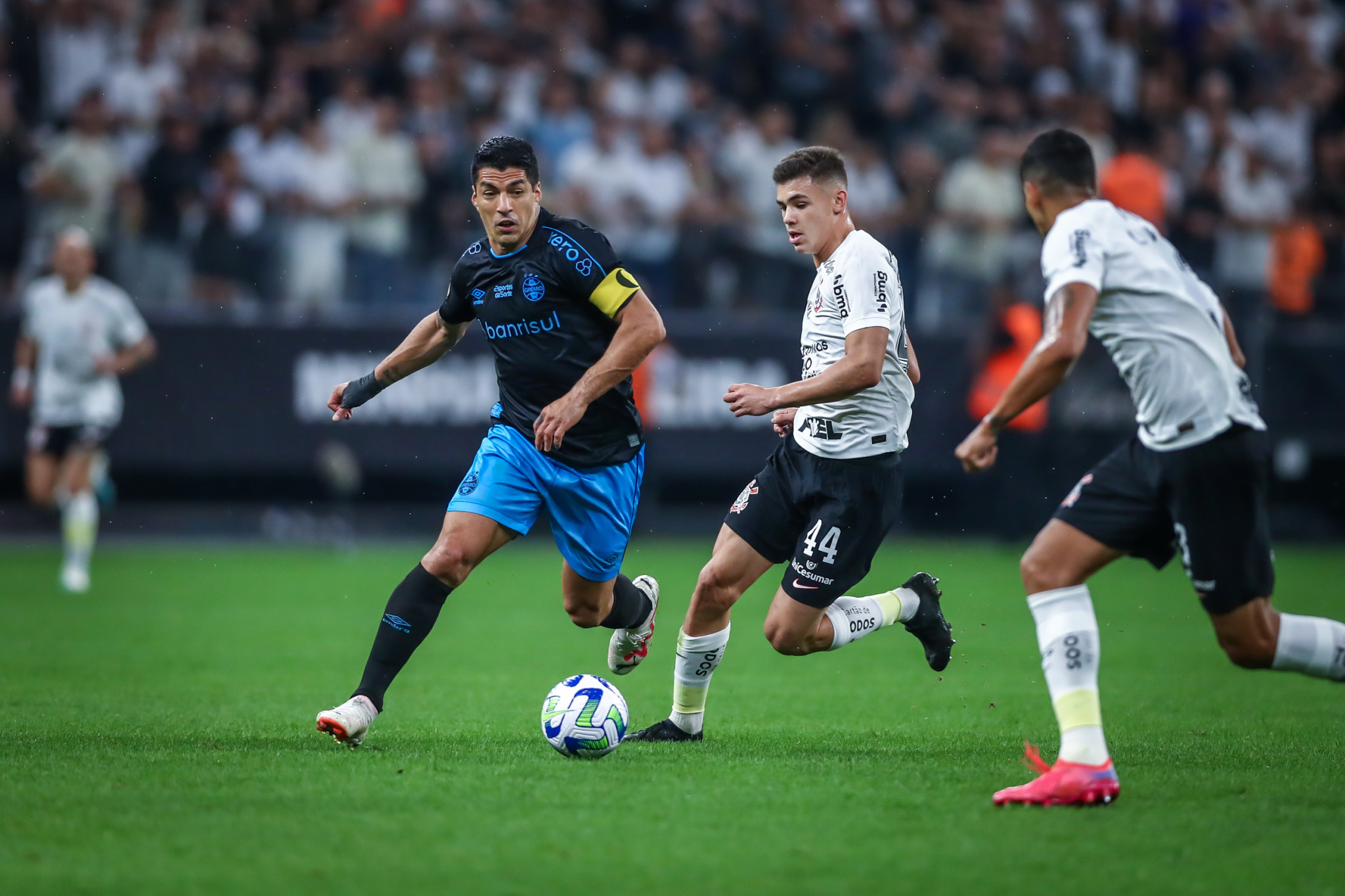 Corinthians e Grêmio fazem jogo com duas viradas e empatam em duelo de oito gols