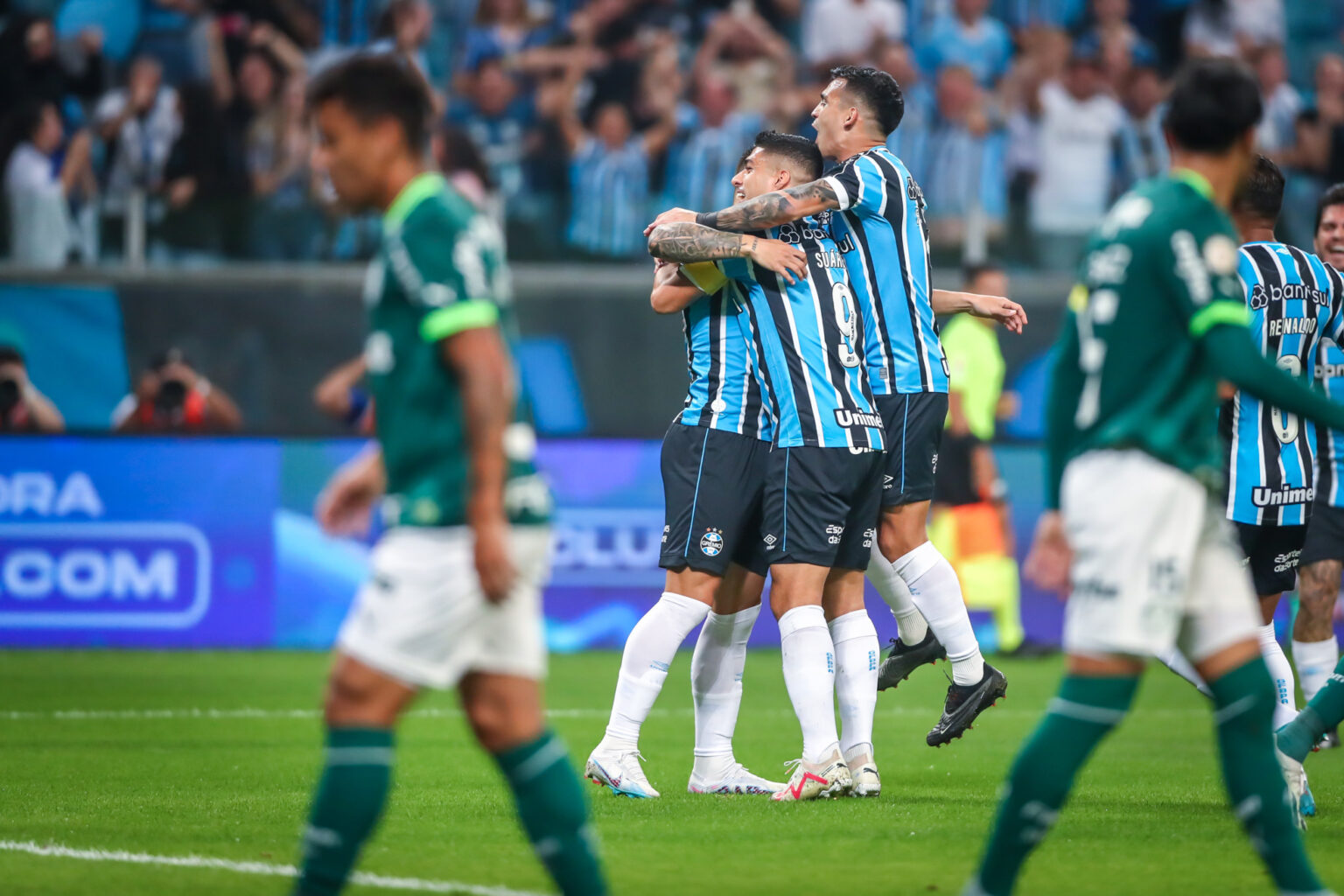 Palmeiras toma gol no início, sofre com pouca efetividade e perde para o Grêmio em Porto Alegre