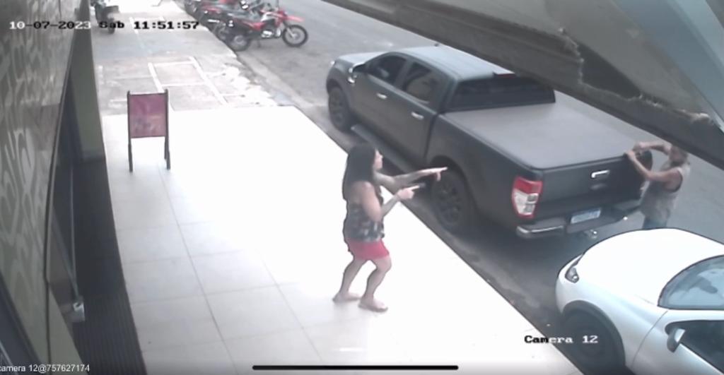 Delegada reage a tentativa de assalto e atira contra homem