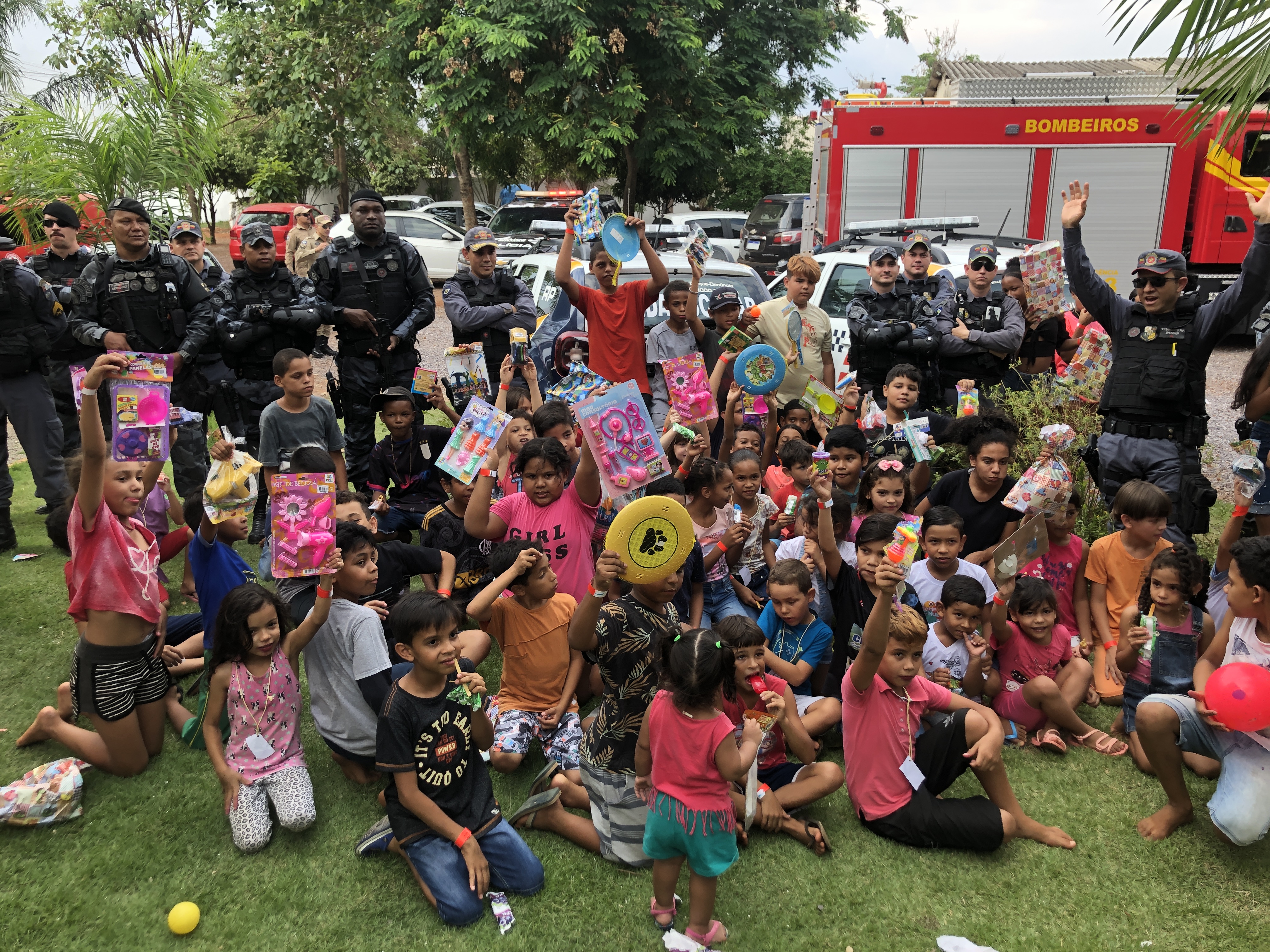 Crianças do Centro de Convivência Dona Zezé aproveitam tarde de festa com brincadeiras, presentes, doces e lanches