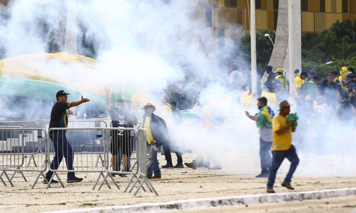 Indulto natalino perdoa multas e exclui condenados por 8 de janeiro