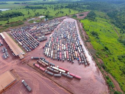 Soja fica parada em carretas por até 3 dias por problemas de escoação