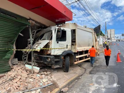 Caminhão de lixo se envolve em acidente